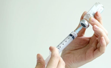 静脉输注时这些药物必须避光