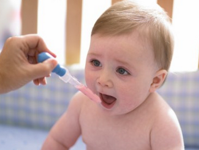 给宝宝喂药，捏鼻子灌药法不可取