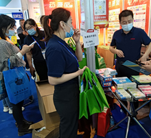 药源网派发小礼品