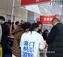 观众争相扫码下载药源网客户端